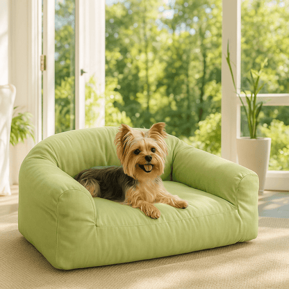 Petit-canapé-pour-chien-déhoussable et lavable en machine-100% coton haute densité ergonomique-housse résistante aux griffes-antidérapant-avec dossier et 2 accoudoirs-écoresponsable-matériau 100% naturel, hypoallergénique et respirant-pour petit chien et chiot jusqu'à 7 kg-un petit chien couché paisiblement dans son canapé dans la véranda de la maison