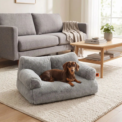 Petit-canapé-pour-chien-chiot-déhoussable en peluche lavable en machine, antidérapante et imperméable de couleur gris, rembourrage 100% coton haute densité ergonomique avec dossier et accoudoirs enveloppant pour chiot et chien de petite race de 0 à 7 kilos max-un chien de race miniature couché confortablement dans son petit canapé gris foncé épais et rembourré 100% coton haute résilience ergonomique dans le salon de l'appartement 