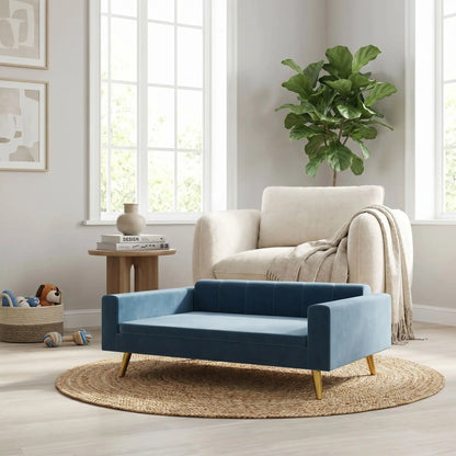 Petit-canapé-pour-chien-chiot-design scandinave chic en velours sur 4 pieds inoxydable de couleur doré avec patin antidérapants et anti rayures , dossier et accoudoirs rembourrés 100% coton haute densité et coussin amovible déhoussable et lavable en machine à laver pour chiot et chien de petite à moyenne taille de 0 à 15 kilos max- gros plan sur le canapé pour petit chien en velours doux et resistant aux griffes de couleur bleu surélevé par ses 4 pieds dorés et sa structure robuste en acier dans le salon 