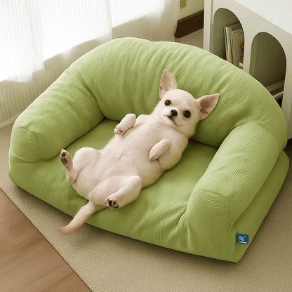 Petit-canapé-pour-chien-déhoussable et lavable en machine-100% coton haute densité ergonomique-housse résistante aux griffes-antidérapant-avec dossier et 2 accoudoirs-écoresponsable-matériau 100% naturel, hypoallergénique et respirant-pour petit chien et chiot jusqu'à 7 kg-un chien nain couché sur le dos confortablement dans son canapé dans la chambre de l'appartement