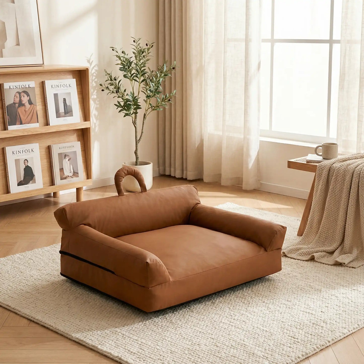 Petit-canapé-pour-chien-chiot-imperméable, déhoussable lavable en machine, en Cuir végan et rembourrage 100% coton haute densité et résilience, avec accoudoirs, dossier et assise ergonomique, avec poignée de transport, antidérapant et anti humidité, durable solide et résistant aux griffes pour chiot, petit chien et race naine de 0 à 10 kilos- design vintage chic de couleur marron, épais avec finitions soignées et solides