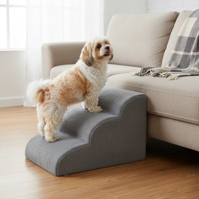 Petit-escalier-pour-chien-anti-deformationen mousse éponge haute résilience qui atténue la pressions sur  ses articulations, résistant et doux pour ses coussinets, déhoussable et lavable en machine de couleur gris pour chien de petite taille, polyvalent compact et transportable-un chien de petite taille à poils épais qui monte sur l'escalier pour rejoindre confortablement le canapé du salon