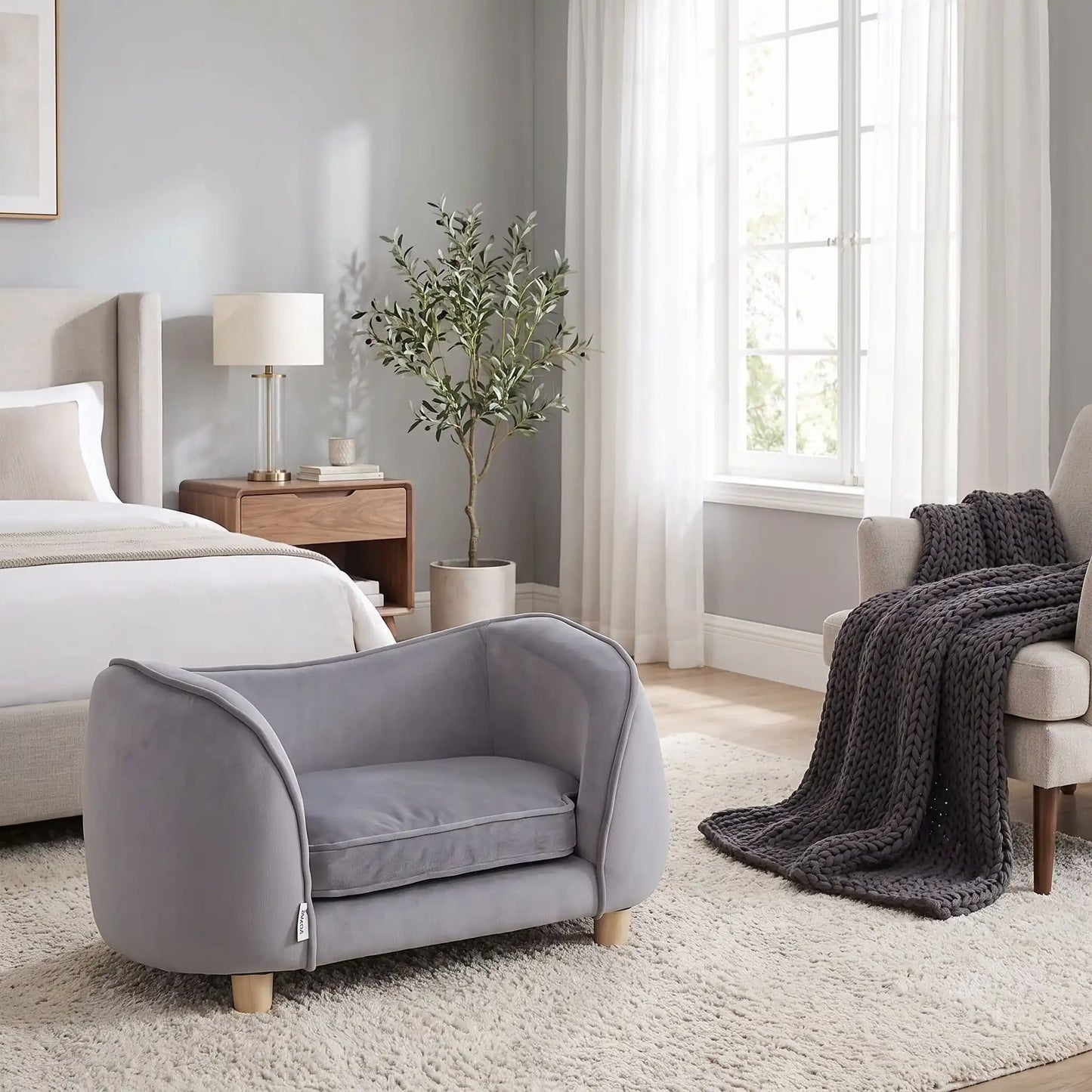 Petit-fauteuil-pour-chien-chiot-coussin intérieur épais au rembourrage 100% coton ergonomique, velours doux et résistant aux griffes, imperméable déhoussable et lavable en machine, de couleur gris, au design enveloppant en forme bateau structrure en bois massif avec 4 pieds à vissés en bois massif et robuste pour chiot et chien de petite taille à moyenne taille-gros plan sur le fauteuil avec son haut dossier enveloppant et son coussin amovible éapis déhoussable en velours gris et structure en bois massif 