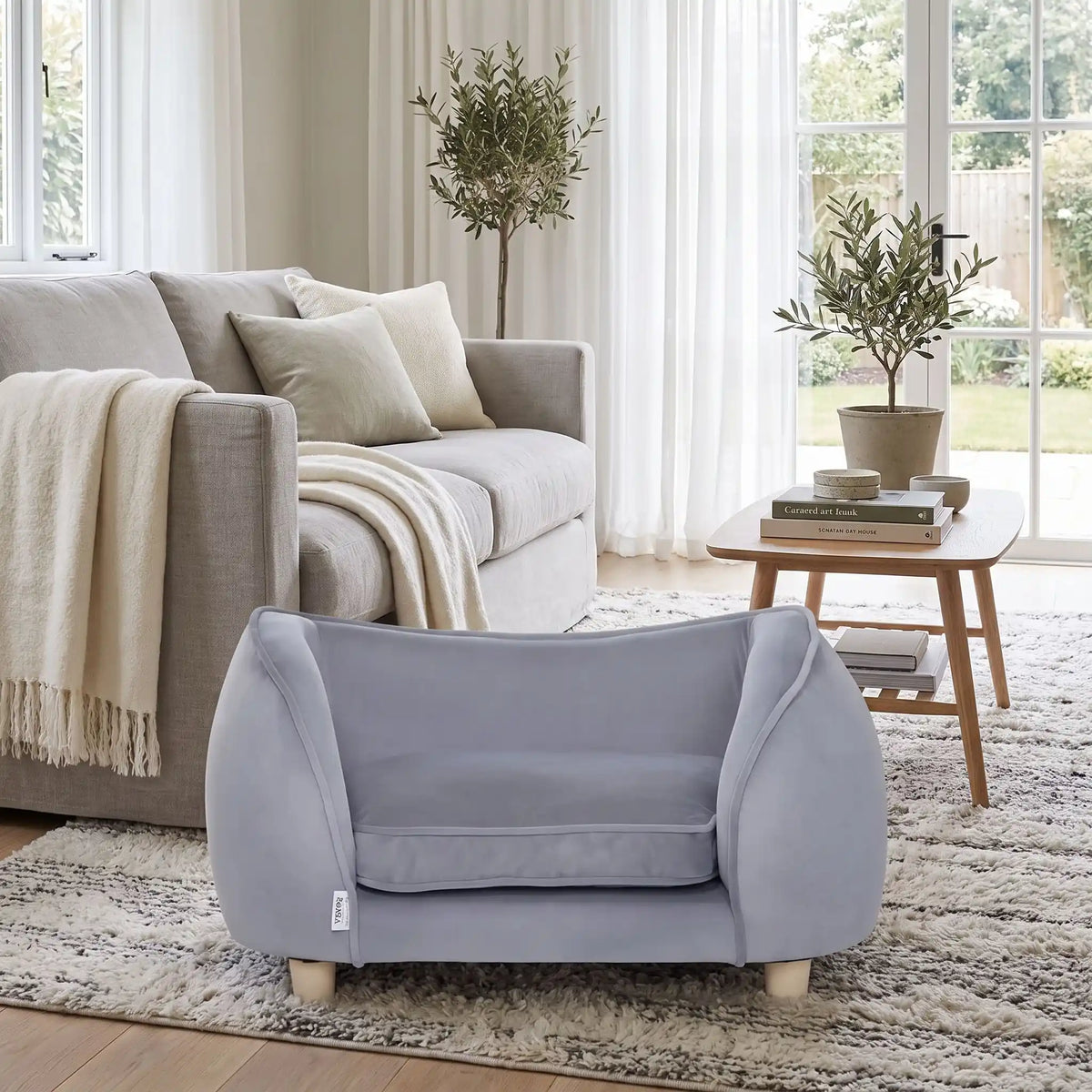 Petit-fauteuil-pour-chien-chiot-coussin intérieur épais au rembourrage 100% coton ergonomique, velours doux et résistant aux griffes, imperméable déhoussable et lavable en machine, de couleur gris, au design enveloppant en forme bateau structrure en bois massif avec 4 pieds à vissés en bois massif et robuste pour chiot et chien de petite taille à moyenne taille-gros plan sur le fauteuil avec son haut dossier enveloppant et son coussin amovible éapis déhoussable en velours gris sur 4 pieds en bois massif