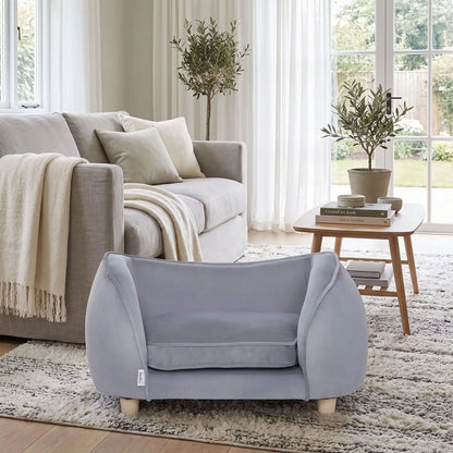 Petit-fauteuil-pour-chien-chiot-coussin intérieur épais au rembourrage 100% coton ergonomique, velours doux et résistant aux griffes, imperméable déhoussable et lavable en machine, de couleur gris, au design enveloppant en forme bateau structrure en bois massif avec 4 pieds à vissés en bois massif et robuste pour chiot et chien de petite taille à moyenne taille-gros plan sur le fauteuil avec son haut dossier enveloppant et son coussin amovible éapis déhoussable en velours gris sur 4 pieds en bois massif