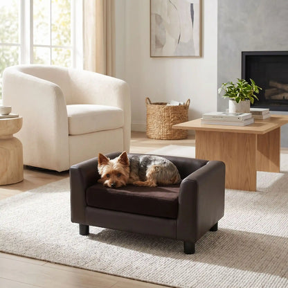Petit-fauteuil-pour-chien-chiot-design en bois massif robuste  et cuir vegan sur 4 pieds avec coussin interieur épais rembourré 100% coton haute densité et ergonomique amovible déhoussable et lavable en machine, pied antidérapant et anti rayure pour chiot et chien de petite taille de 0 à 5 kilos-un chien de petite taille qui se repose couché confortablement dans le mini canapé design de couleur marron dans le salon lifestyle de la maison