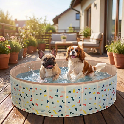 Piscine-pour-chien-rigide enpanneaux MDF robuste anti-affaissement, pliable et lavable de diamètre 120 cm et de 30 cm de hauteur étudié pour une entrée et sortie facile et sécurisé pour le chien avec bouchon de vidange pratique et rapide, polyvalente piscine à balle, bassin, baignoire pour toilettage-bouledogue français et un Cavalier kilg charles qui jouent joyeusement dans la piscine rigide sur la terrasse de l'appartement en été