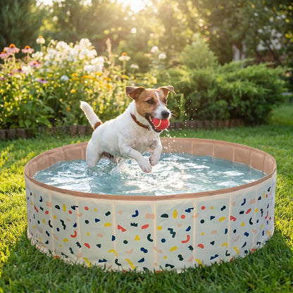 Piscine-pour-chien-rigide enpanneaux MDF robuste anti-affaissement, pliable et lavable de diamètre 120 cm et de 30 cm de hauteur étudié pour une entrée et sortie facile et sécurisé pour le chien avec bouchon de vidange pratique et rapide, polyvalente piscine à balle, bassin, baignoire pour toilettage-un petit chien très énergique qui court et saute dans la piscine avec sa balle de tennis dans le jardin de la maison en été