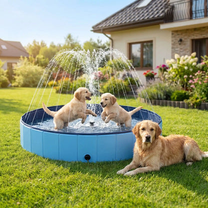 Piscine-pour-chien-xxl-chiot-avec- raccord universel au tuyau d'arrosage pour jets d'eau,rigide-vidange rapide et facile,pliable, transportable en panneaux de fibres rigides et naturels avec PVC ultra-résistant avec couche intérieure renforcée pour chien de grande race, fond antidérapant et résistant aux griffes-deux chiots qui se baignent sous les jets dans la grande piscine pour chien rigide avec leur mère couché et mouillée sur l'herbe à côté dans le jardin du pavillon en été