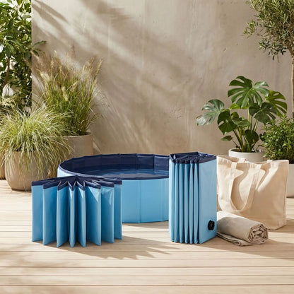 Piscine-pour-chiens-rigide en panneaux MDF robuste anti-affaissement, PVC sans produits toxiques , pliable et lavable de diamètre de 100 cm et de 30 cm de hauteur étudié pour une entrée et sortie facile et sécurisé pour les chiens de taille moyenne, avec bouchon de vidange pratique et rapide, polyvalente piscine à balle, bassin, baignoire pour toilettage-gros plan sur la piscine en version pliée et déplié, prête immédiattement à l'emploi, sans outil sans gonflage