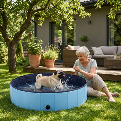 Piscine-pour-chiens-rigide en panneaux MDF robuste anti-affaissement, PVC sans produits toxiques , pliable et lavable de diamètre de 100 cm et de 30 cm de hauteur étudié pour une entrée et sortie facile et sécurisé pour les chiens de taille moyenne, avec bouchon de vidange pratique et rapide, polyvalente piscine à balle, bassin, baignoire pour toilettage-un chien de taille moyenne qui se baigne avec bonheur dans la piscine remplie d'eau avec son maitre qui le mouille délicatement dans le jardin en été