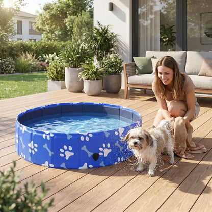 Piscine-rigide-pour-chien-rigide en panneaux MDF robuste anti-affaissement, pliable et lavable de diamètre 80 cm et de 20 cm de hauteur étudié pour une entrée et sortie facile et sécurisé pour le chien avec bouchon de vidange pratique et rapide, polyvalente piscine à balle, bassin, baignoire pour toilettage-un  shih Tzu qui se secoue en sortant de la piscine  et qui se fait sécher tendrement par sa maitresse sur la terrasse du pavillon en été