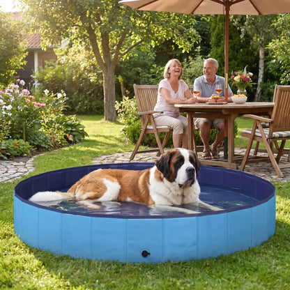 Piscine-pour-grand-chien-rigide-xxl, panneaux MDF robuste anti-affaissement, pliable et lavable de diamètre 200 cm et de 30 cm de hauteur étudiée pour une entrée et sortie facile et sécurisé pour le chien avec bouchon de vidange pratique et rapide, polyvalente piscine à balle, bassin, baignoire pour toilettage-un chien de très grande taille qui se rafraichit pour supporter la chaleur dans sa grande piscine robuste sous le regard amusés de ses maitres qui boivent l'apéritif dans le jardin de la maison en été