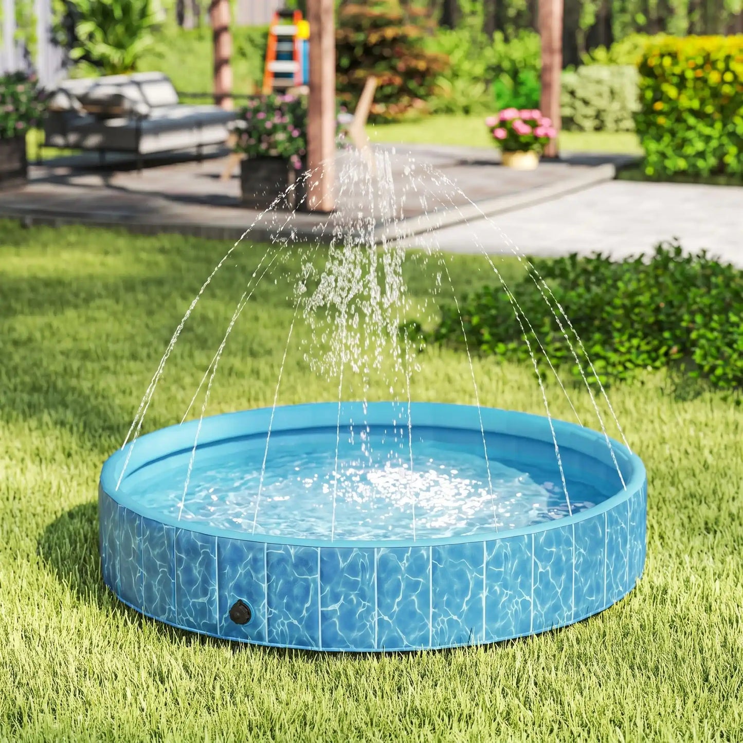 Piscine-rigide pour grand chien-xxl avec raccord universel au tuyau d'arrosage pour jets d'eau,rigide-vidange rapide et facile,pliable, transportable en panneaux de fibres rigides et naturels avec PVC ultra-résistant avec couche intérieure renforcée pour chien de grande race, fond antidérapant et résistant aux griffes-gros plan sur la piscine bleue design pour gros chien avec les jets actionnés dans le jardin de la maison en été