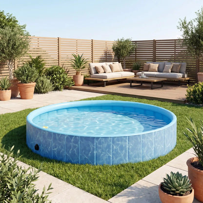 Piscine-rigide pour grand chien-xxl avec raccord universel au tuyau d'arrosage pour jets d'eau,rigide-vidange rapide et facile,pliable, transportable en panneaux de fibres rigides et naturels avec PVC ultra-résistant avec couche intérieure renforcée pour chien de grande race, fond antidérapant et résistant aux griffes-gros plan sur la piscine bleue design pour gros chien sans les jets sur la terrasse de l'appartement en été