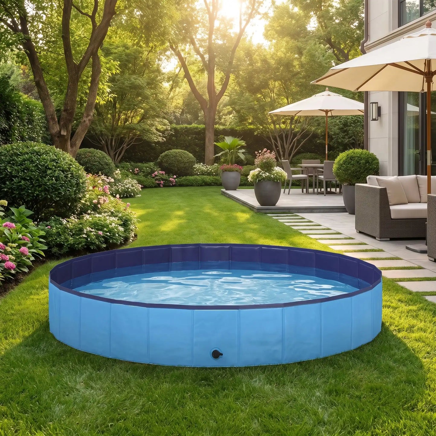 Piscine-pour-grand-chien-rigide-xxl, panneaux MDF robuste anti-affaissement, pliable et lavable de diamètre 200 cm et de 30 cm de hauteur étudiée pour une entrée et sortie facile et sécurisé pour le chien avec bouchon de vidange pratique et rapide, polyvalente piscine à balle, bassin, baignoire pour toilettage-gros plans sur la grande piscine robuste remplie d'eau pour gros chien dans le jardin de la maison en été