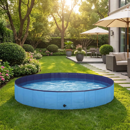 Piscine-pour-grand-chien-rigide-xxl, panneaux MDF robuste anti-affaissement, pliable et lavable de diamètre 200 cm et de 30 cm de hauteur étudiée pour une entrée et sortie facile et sécurisé pour le chien avec bouchon de vidange pratique et rapide, polyvalente piscine à balle, bassin, baignoire pour toilettage-gros plans sur la grande piscine robuste remplie d'eau pour gros chien dans le jardin de la maison en été