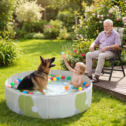 Piscines-pour-chiens-rigide en panneaux MDF robuste anti-affaissement, PVC sans produits toxiques , pliable et lavable de diamètre 80/100/120 cm et de 20/30 cm de hauteur étudié pour une entrée et sortie facile et sécurisé pour le chien avec bouchon de vidange pratique et rapide, polyvalente piscine à balle, bassin, baignoire pour toilettage-un grand chien qui joue avec un petit garçon dans la piscine remplie d'eau et de balles sous le regard amusé du grand-père assis sur la terrasse du jardin en été