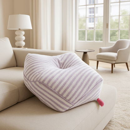 Pouf-pour-chien-chiot-design hexagonal moderne-doux-PU épais et rembourré sans produits toxique-résistant aux griffes et morsure-antidérapant et imperméable-lavable en machine-compact et léger avec sa poignée de transport-à rayure mauve et blanc et sa poignée de transport rose dans le salon de la maison