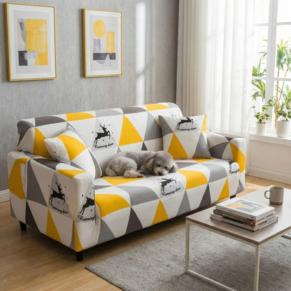 Protection-canape-chien-anti-poils-anti accident, lavable en machine, haute élasticité et resistante aux griffes et à l'usure, universelle en 4 tailles pour fauteuil, canapé de 2/3/4 places, avec élastique et bloque plis-un caniche qui dort paisiblement sur le canapé enveloppé de la housse graphique grise , blanche et jaune au design moderne coloré et aux finitions soignées qui embellit la décoration du salon de l'appartement 