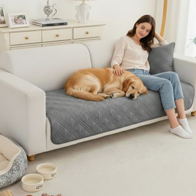 Protection-canape-chien-couverture-protege-siege-imperméable, résistant aux griffes, durable, tapis ou couverture qui protège des accidents, humidité saleté, boue,tissu anti poils, lavable en machine en 3 tailles M, L et XL pour canapé de 1/2/3 places, futon, canapé relax et canapé avec angles ou méridienne-un maitresse assise qui caresse son golden retriever couché contre elle en boule sur le protège canapé de couleur gris au rembourrage 100% coton sur le canapé du bureau