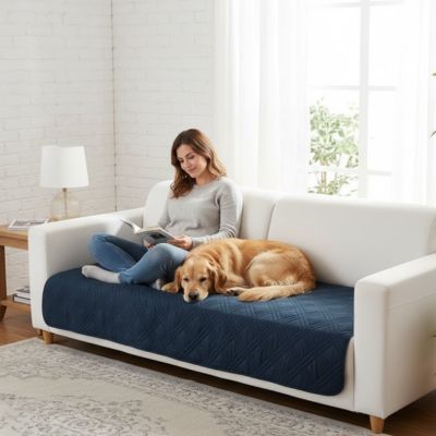 Protection-canape-chien-couverture-protege-siege-imperméable, résistant aux griffes, durable, tapis ou couverture qui protège des accidents, humidité saleté, boue,tissu anti poils, lavable en machine en 3 tailles M, L et XL pour canapé de 1/2/3 places, futon, canapé relax et canapé avec angles ou méridienne-un maitresse qui lit à côté de son grand chien qui dort sur  le protege du canapé de couleur bleu au rembourrage 100% coton sur le canapé du salon de l'appartement