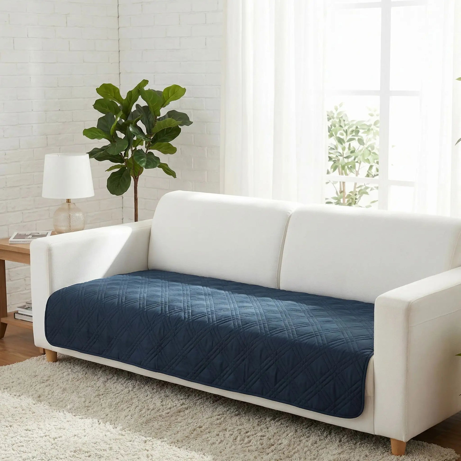 Protection-canape-chien-couverture-protege-siege-imperméable, résistant aux griffes, durable, tapis ou couverture qui protège des accidents, humidité saleté, boue,tissu anti poils, lavable en machine en 3 tailles M, L et XL pour canapé de 1/2/3 places, futon, canapé relax et canapé avec angles ou méridienne-photo d'un protege canape de couleur bleu marine au rembourrage 100% coton sur l'assise su canapé du salon de l'appartement