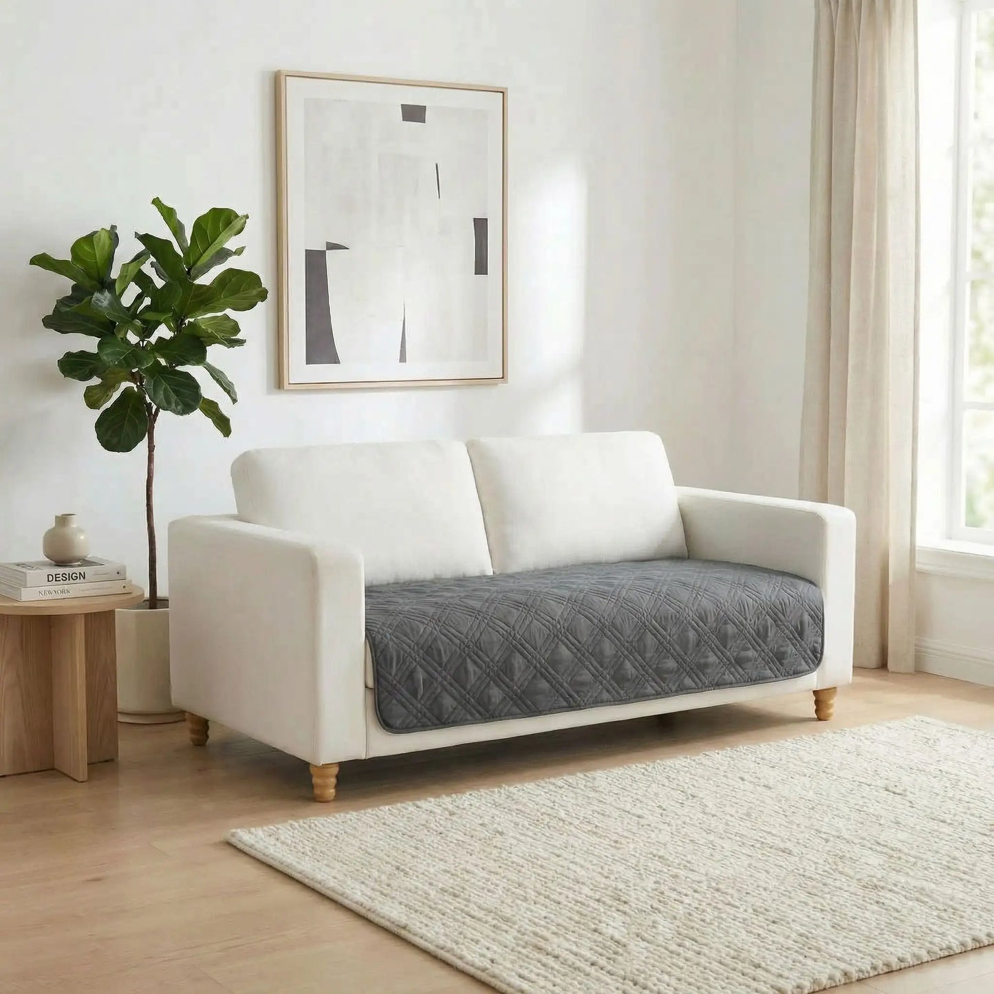 Protection-canape-chien-couverture-protege-siege-imperméable, résistant aux griffes, durable, tapis ou couverture qui protège des accidents, humidité saleté, boue,tissu anti poils, lavable en machine en 3 tailles M, L et XL pour canapé de 1/2/3 places, futon, canapé relax et canapé avec angles ou méridienne-photo du protege canape de couleur gris au rembourrage 100% coton installé sur le canapé du salon de l'appartement