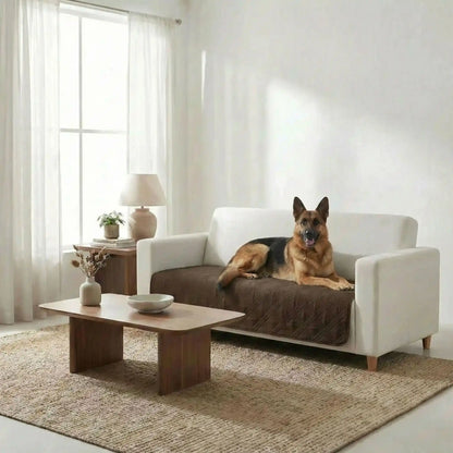 Protection-canape-chien-couverture-protege-siege-imperméable, résistant aux griffes, durable, tapis ou couverture qui protège des accidents, humidité saleté, boue,tissu anti poils, lavable en machine en 3 tailles M, L et XL pour canapé de 1/2/3 places, futon, canapé relax et canapé avec angles ou méridienne-un  grand chien couché confortablement sur le protege canape de couleur marron au rembourrage 100% coton sur le canapé du salon de la maison