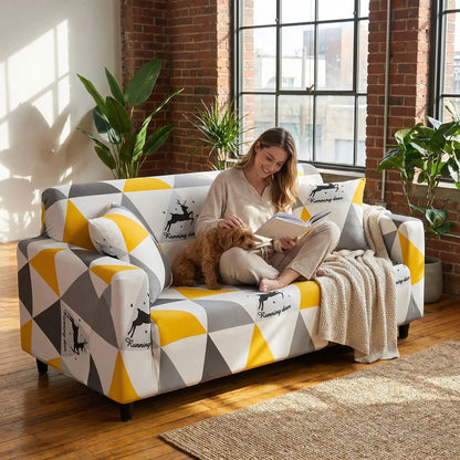Protection-canape-chien-anti-poils-anti accident, lavable en machine, haute élasticité et resistante aux griffes et à l'usure, universelle en 4 tailles pour fauteuil, canapé de 2/3/4 places, avec élastique et bloque plis-un petit chien couché , la tête reposant sur la jambe de son maitre sur le canapé enveloppé de la housse graphique grise , blanche et jaune au design moderne coloré et aux finitions soignées qui embellit la décoration du salon de l'appartement 