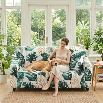 Protection-canape-chien-anti-poils-anti accident, lavable en machine, haute élasticité et resistante aux griffes et à l'usure, universelle en 4 tailles pour fauteuil, canapé de 2/3/4 places, avec élastique et bloque plis-un femme qui caresse son golden retriever sur le canapé avec sa housse universelle adaptable à tous les canapés au design de nature soignée dans la véranda de la maison