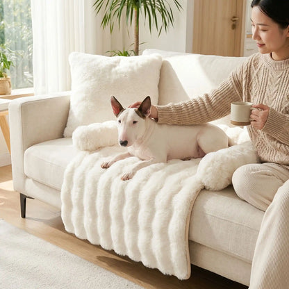 Protection-canape-chien-lit-antiderapant avec traversin entourant sur 3 côté, en fausse fourrure rembourrage 100% coton haute densité, polyvalent pour le sol, canapé, protège lit, portège siège voitre, tapis de cage, pliable, léger et portable pour petit à chien lmoyenne taille-dimensions 75x75 cm-un chien moyen couché sur le protège canapé en peluche ultra-douce et hypoallergénique, se faisant caresser par sa maitresse assise à côté de lui sur le canapé en buvant son thé dans le salon de l'appartement