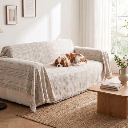 Protection-canape-chien-anti-poils-résistante aux griffes, tissage chenille coton et polyester, écoresponsable avec franges pour un style bohème chic de couleur gris clair, dispoinble en 4 tailles pour fauteuil/canapé une place, deux places, 3 places et 4 places, lavable en machine, doux respirant confortable et 4 saisons-un chien de taille moyenne qui dort paisiblement sur le plaid de protection pour le canapé 2 place  dans le salon de l'appartement