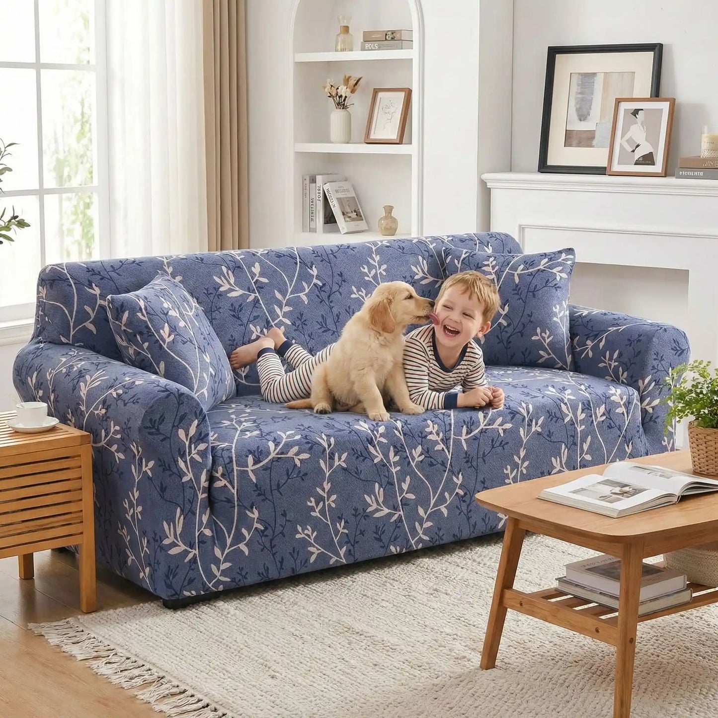 Protection-canape-chien-anti-poils-anti accident, lavable en machine, haute élasticité et resistante aux griffes et à l'usure, universelle en 4 tailles pour fauteuil, canapé de 2/3/4 places, avec élastique et bloque plis- design floral délicat- un enfant couché à côté du chiot qui lui lèche la joue sur le canapé avec sa housse universelle de couleur belu foncé avec design de branches feuillus délicates dans le salon de l'appartement