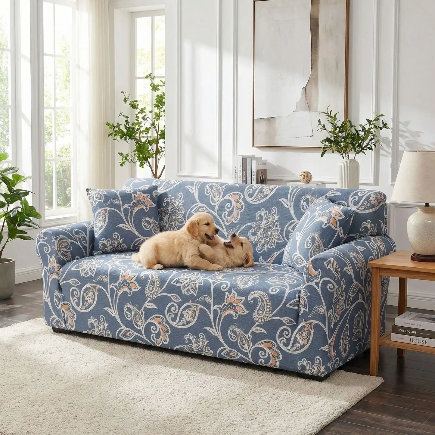 Protection-canape-chien-anti-poils-anti accident, lavable en machine, haute élasticité et resistante aux griffes et à l'usure, universelle en 4 tailles pour fauteuil, canapé de 2/3/4 places, avec élastique et bloque plis- design floral délicat- deux chiots qui jouent en se mordillant confortablement sur le canapé avec sa housse chic de style british dans le salon de l'appartement parisien