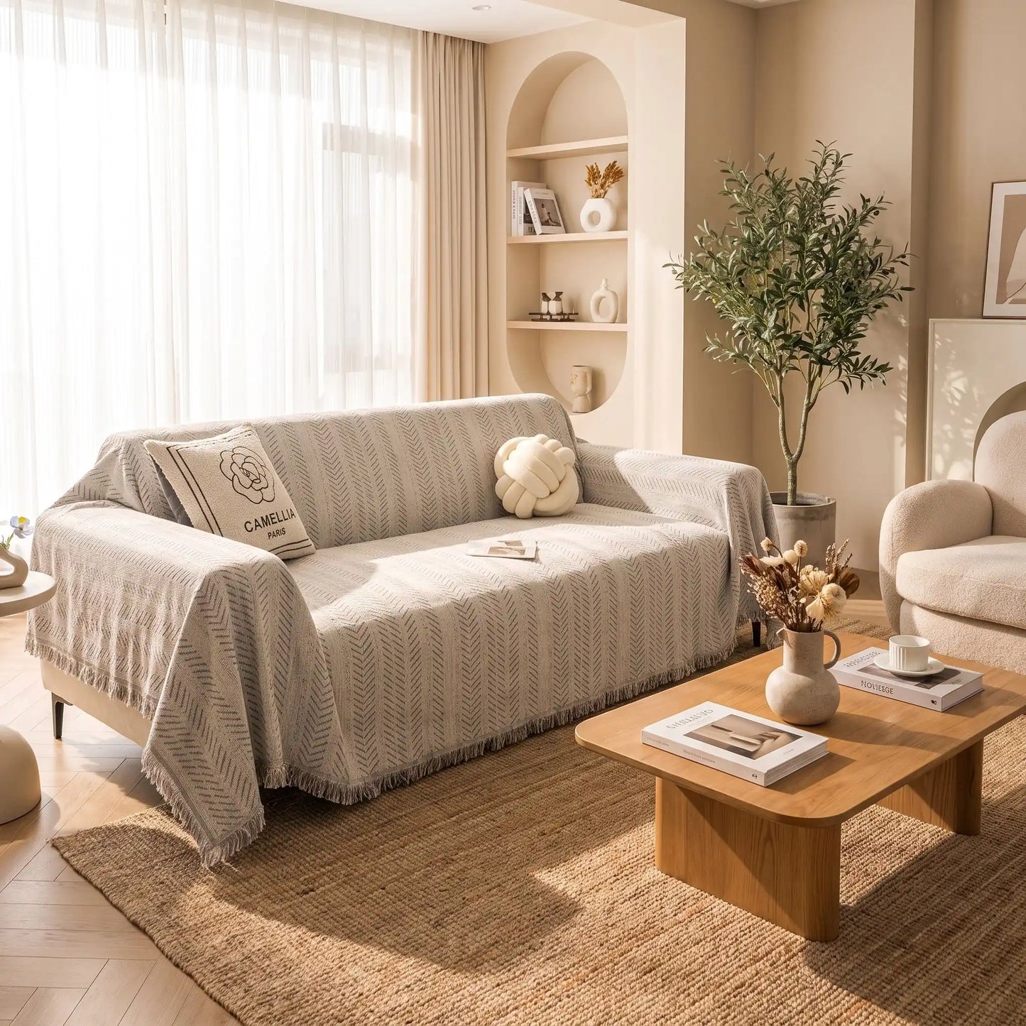 Protection-canape-chien-anti-poils-résistante aux griffes, tissage chenille coton et polyester, écoresponsable avec franges pour un style bohème chic de couleur gris clair, dispoinble en 4 tailles pour fauteuil/canapé une place, deux places, 3 places et 4 places, lavable en machine, doux respirant confortable et 4 saisons-gros plan sur le plaid de protection pour le canapé 4 places design moderne et soigné dans le salon de la maison