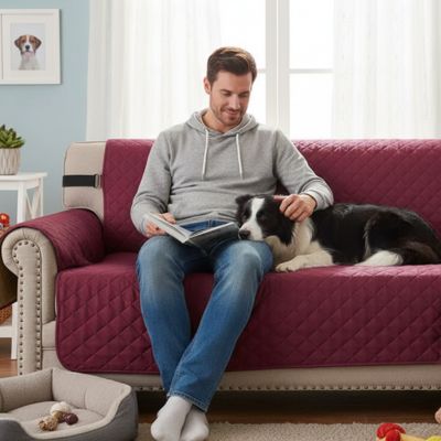 Protection-canapé-chien-impermeable-4-couches et rembourrage 100% coton, légère et universelle pour fauteuil, canapé 1/2/3 ou 4 places,lavable en machine, résistant aux griffes et tâches, réversible avec sangles élastiques pour le dossier et 3 pans séparés compatible pour les canapés et fauteuils relaxant et inclinable-une maitre qui lit en caressant son chien à poils longs couché contre lui sur la protection bordeaux sur le canapé du salon de la maison