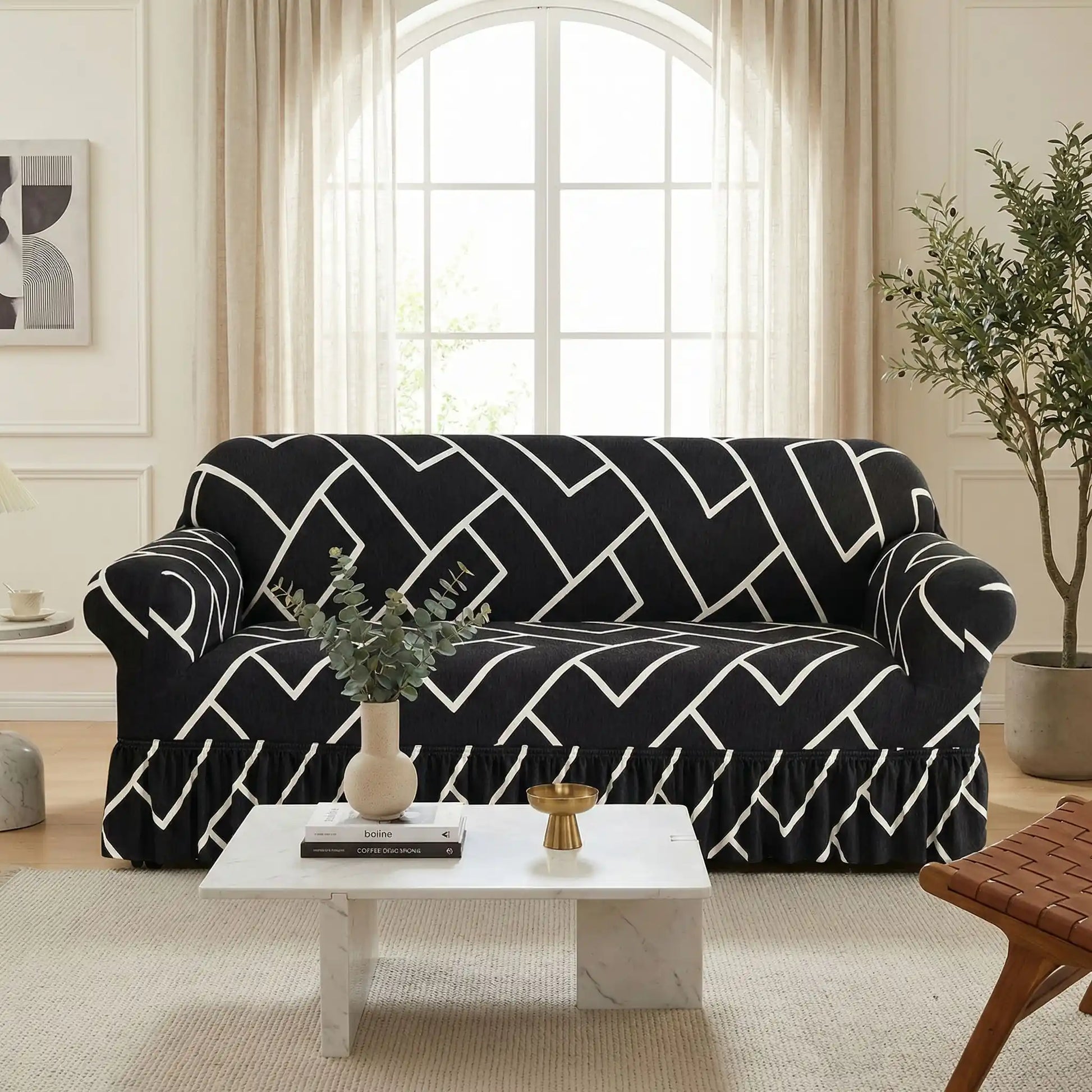 Protection-canape-chien-anti-poils-anti accident, lavable en machine, haute élasticité et resistante aux griffes et à l'usure, universelle en 4 tailles pour fauteuil, canapé de 2/3/4 places, avec élastique et bloque plis- design floral délicat- photo du canapé avec sa housse extensible universelle noir et blanc géométrique dans le salon de la maison