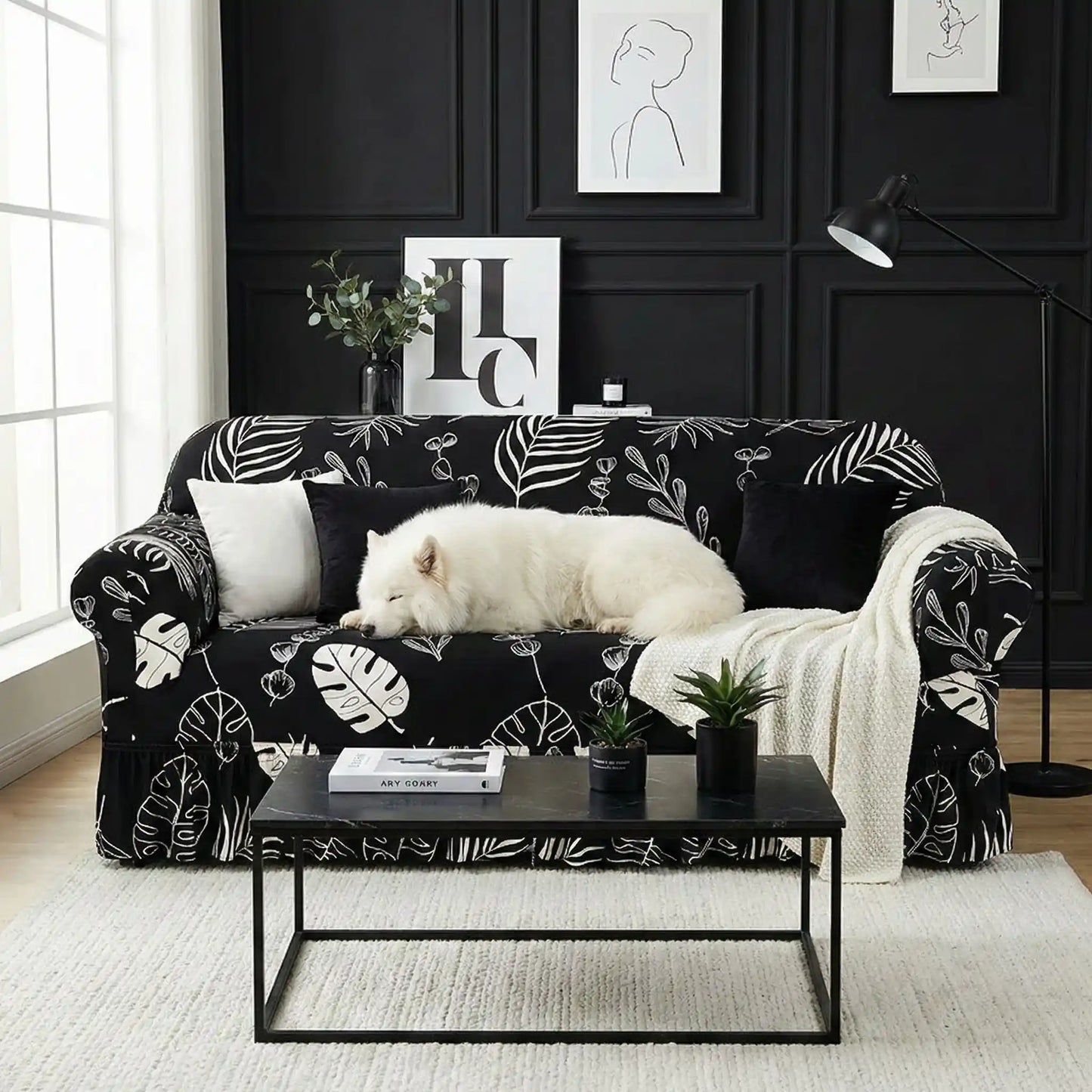Protection-canape-chien-anti-poils-anti accident, lavable en machine, haute élasticité et resistante aux griffes et à l'usure, universelle en 4 tailles pour fauteuil, canapé de 2/3/4 places, avec élastique et bloque plis- design floral délicat- un grand chien qui dort couché confortablement sur le canapé avec sa housse extensible universelle noir dans le salon moderne et design de l'appartement