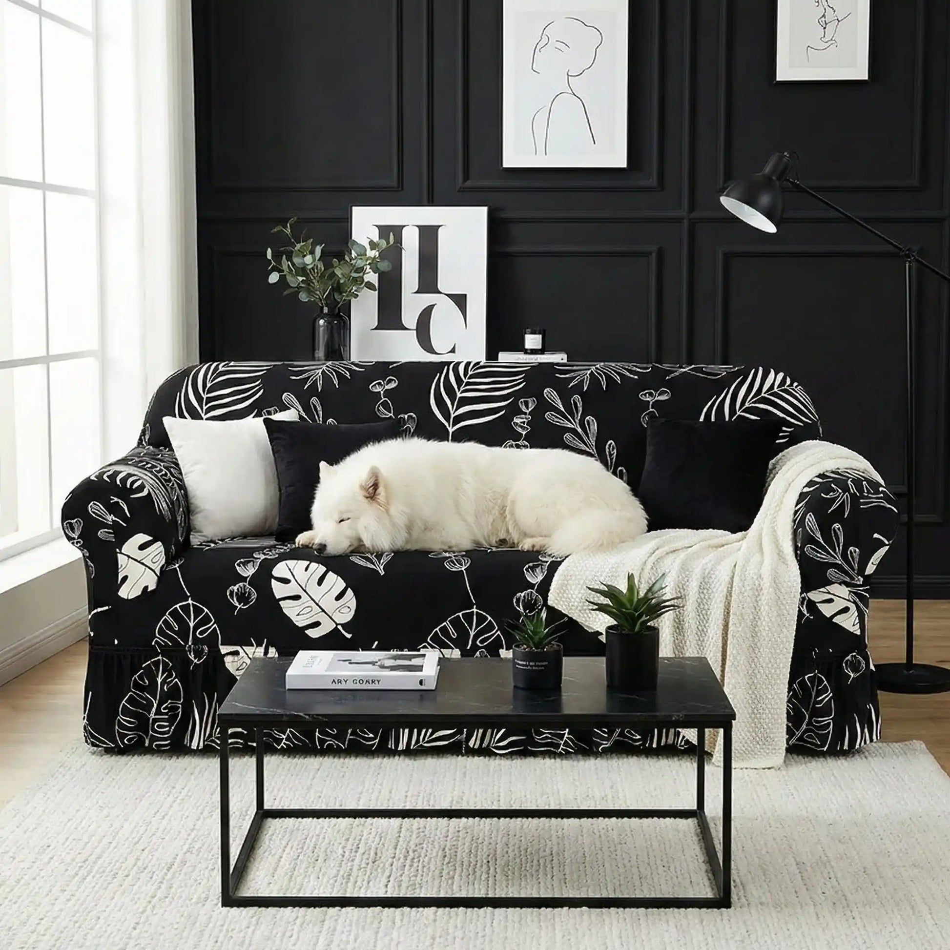 Protection-canape-chien-anti-poils-anti accident, lavable en machine, haute élasticité et resistante aux griffes et à l'usure, universelle en 4 tailles pour fauteuil, canapé de 2/3/4 places, avec élastique et bloque plis- design floral délicat- un grand chien qui dort couché confortablement sur le canapé avec sa housse extensible universelle noir dans le salon moderne et design de l'appartement