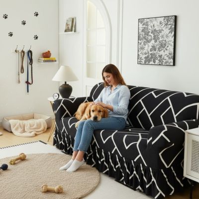Protection-canape-chien-anti-poils-anti accident, lavable en machine, haute élasticité et resistante aux griffes et à l'usure, universelle en 4 tailles pour fauteuil, canapé de 2/3/4 places, avec élastique et bloque plis- design floral délicat- une maitresse avec son chien qui se font des câlins assis confortablement sur le canapé avec sa housse extensible universelle noir et blanc dans le salon de la maison