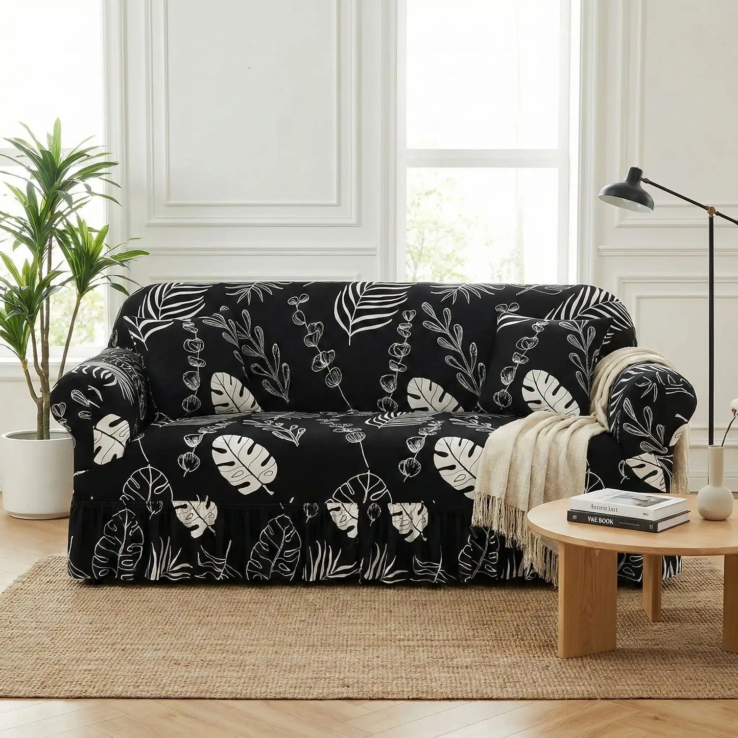 Protection-canape-chien-anti-poils-anti accident, lavable en machine, haute élasticité et resistante aux griffes et à l'usure, universelle en 4 tailles pour fauteuil, canapé de 2/3/4 places, avec élastique et bloque plis- design floral délicat- photo du canapé avec sa housse extensible universelle noir er design feuille déco dans le salon de l'appartement