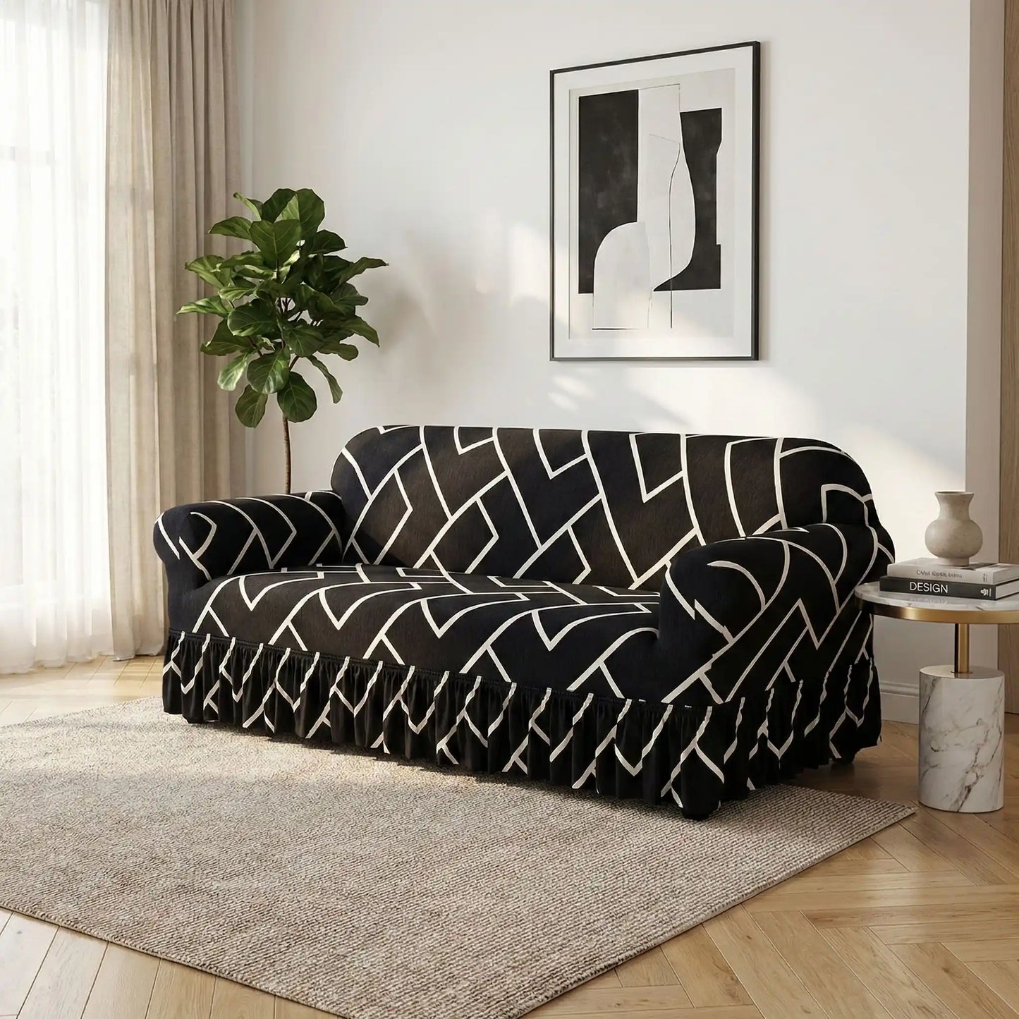 Protection-canape-chien-anti-poils-anti accident, lavable en machine, haute élasticité et resistante aux griffes et à l'usure, universelle en 4 tailles pour fauteuil, canapé de 2/3/4 places, avec élastique et bloque plis- design floral délicat- photo d'un canapé avec sa housse extensible universelle noir et graphisme géométrique blanc dans le salon de la maison