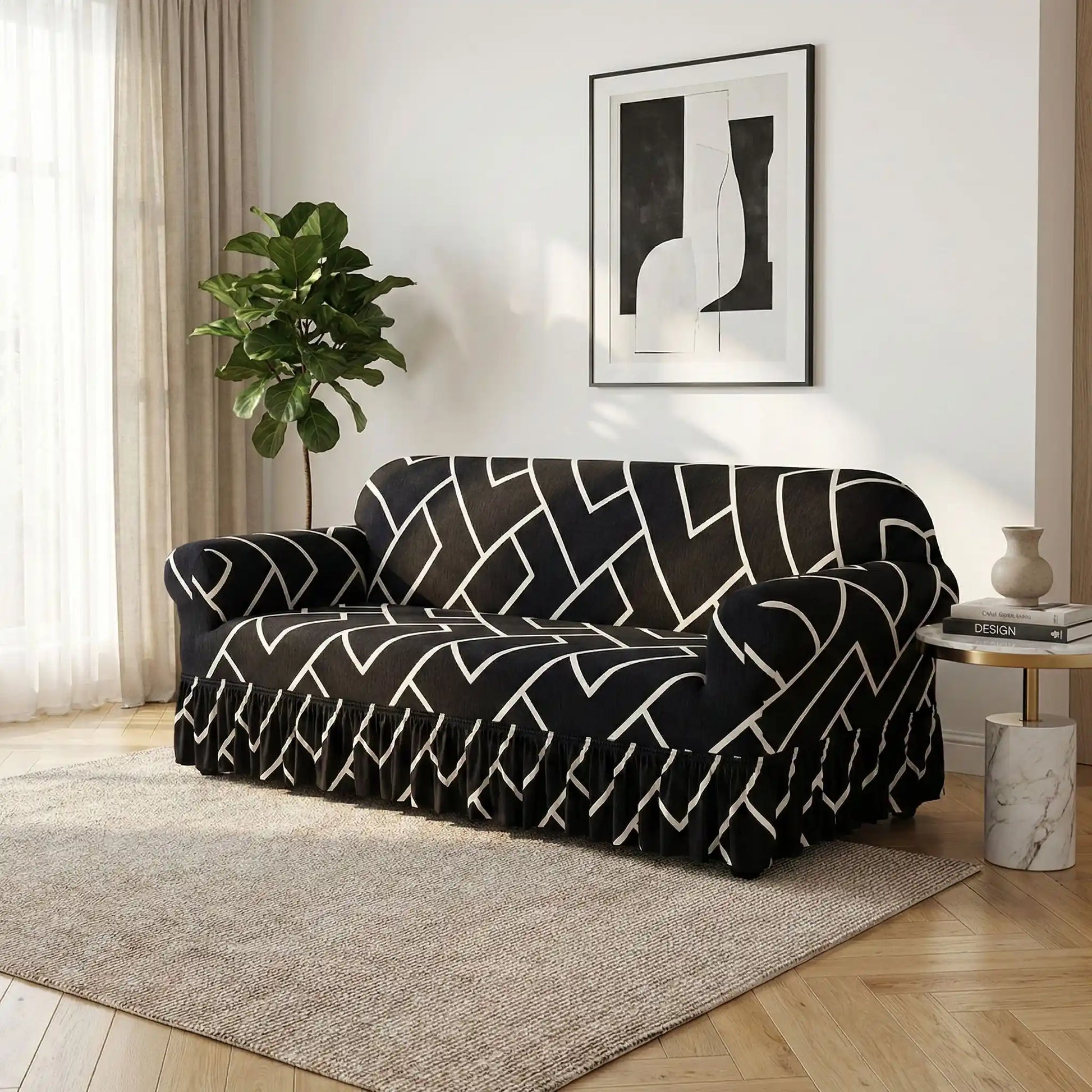 Protection-canape-chien-anti-poils-anti accident, lavable en machine, haute élasticité et resistante aux griffes et à l'usure, universelle en 4 tailles pour fauteuil, canapé de 2/3/4 places, avec élastique et bloque plis- design floral délicat- photo d'un canapé avec sa housse extensible universelle noir et graphisme géométrique blanc dans le salon de la maison