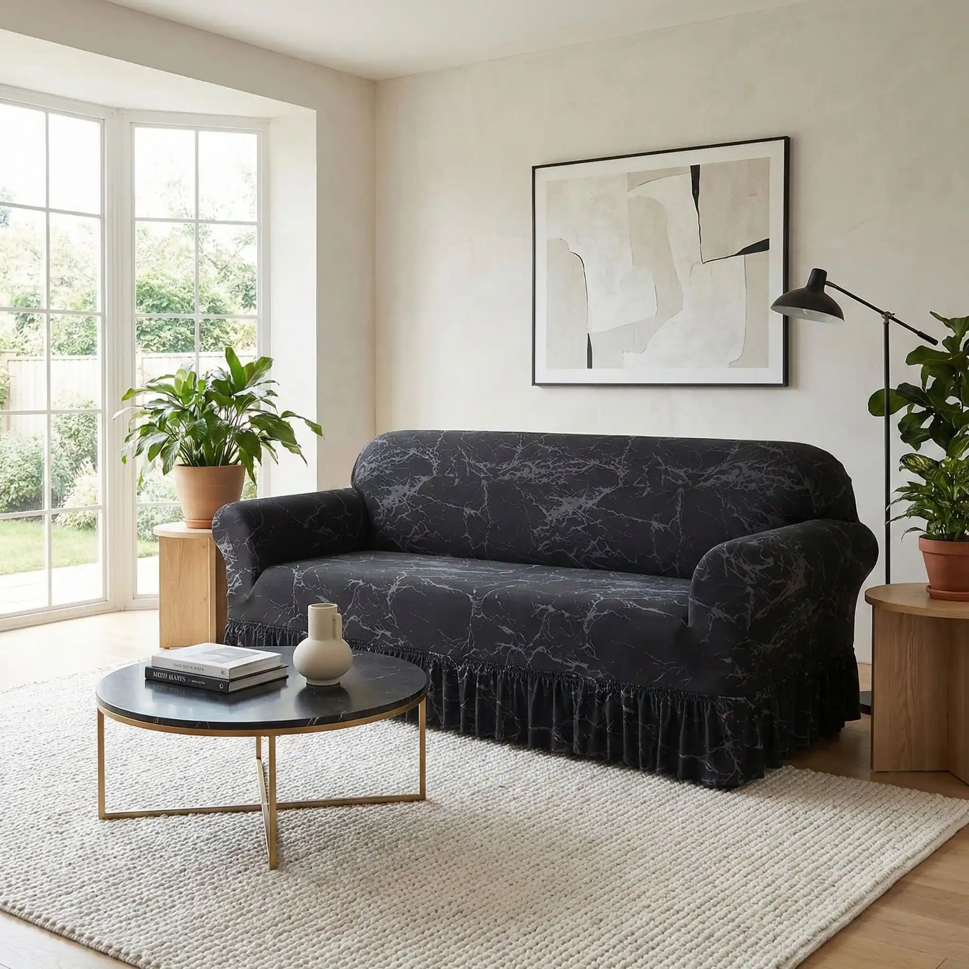 Protection-canape-chien-anti-poils-anti accident, lavable en machine, haute élasticité et resistante aux griffes et à l'usure, universelle en 4 tailles pour fauteuil, canapé de 2/3/4 places, avec élastique et bloque plis- design floral délicat- photo d'un canapé avec sa housse extensible universelle noir dans le salon de l'appartement