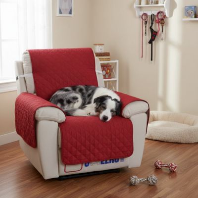 Protection-pour-fauteuil et accoudoir chien-impermeable-4-couches et rembourrage 100% coton, légère et universelle pour fauteuil classique, inclinable ou relax ,lavable en machine, résistant aux griffes et tâches, anti bave et accidents, réversible avec sangles élastiques pour le dossier et 3 pans séparés- un Berger australien qui dort paisiblement en boule sur la protection de couleur bordeaux sur le fauteuil du salon de la maison