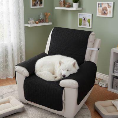 Protection-pour-fauteuil et accoudoir chien-impermeable-4-couches et rembourrage 100% coton, légère et universelle pour fauteuil classique, inclinable ou relax ,lavable en machine, résistant aux griffes et tâches, anti bave et accidents, réversible avec sangles élastiques pour le dossier et 3 pans séparés- un chien blanc à poils long qui dort confortablement sur la protection noire sur le fauteuil du bureau  de l'appartement