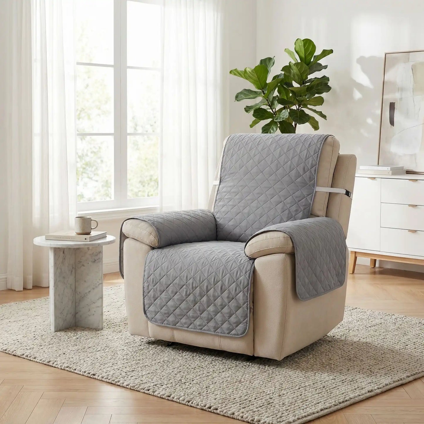 Protection-pour-fauteuil et accoudoir chien-impermeable-4-couches et rembourrage 100% coton, légère et universelle pour fauteuil classique, inclinable ou relax ,lavable en machine, résistant aux griffes et tâches, anti bave et accidents, réversible avec sangles élastiques pour le dossier et 3 pans séparés-photo du modèle de couleur gris sur le fauteuil du salon de la maison