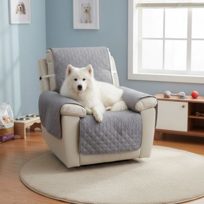 Protection-pour-fauteuil et accoudoir chien-impermeable-4-couches et rembourrage 100% coton, légère et universelle pour fauteuil classique, inclinable ou relax ,lavable en machine, résistant aux griffes et tâches, anti bave et accidents, réversible avec sangles élastiques pour le dossier et 3 pans séparés- un grand chien à poils denses heureux assis confortablement sur la protection grise sur le fauteuil du salon de l'appartement