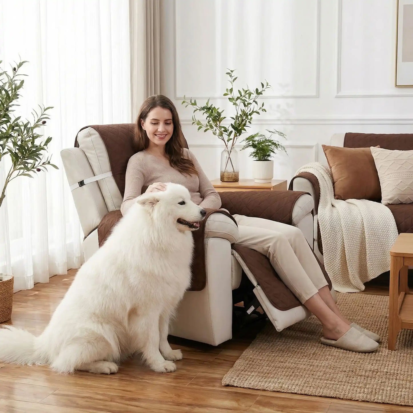 Protection-pour-fauteuil-relax-canapé 1 place- protège accoudoir chien-imperméable-4-couches et rembourrage 100% coton, légère et universelle pour fauteuil classique, inclinable ou relax ,lavable en machine, résistant aux griffes et tâches, anti bave et accidents, réversible avec sangles élastiques pour le dossier et 3 pans séparés-une maitresse assise sur la protection douce et hypoallergénique sur son fauteuil relax avec repose pieds surélevé qui caresse son grand chien assis à côté sur le sol du salon
